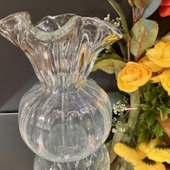 Vintage Clear Glass Ruffled Vase Ribbed Base Elegant Mid Century Glassware Decor - Picture 2 of 4